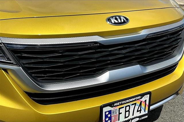 Photo of 2021 Starbright Yellow / Black Roof Kia Seltos