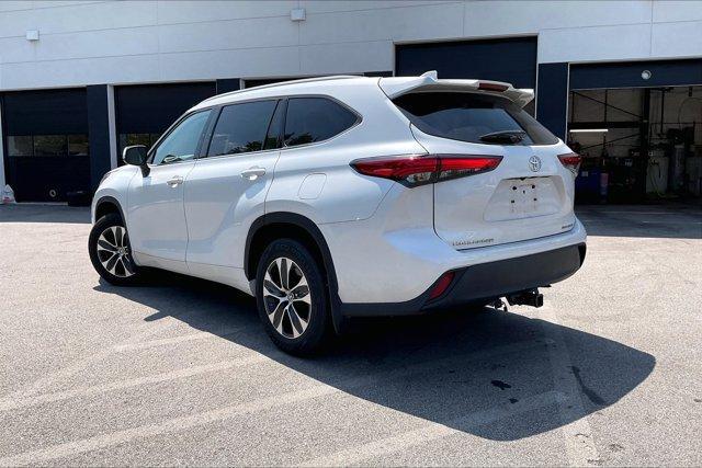 Photo of 2022 White Toyota Highlander