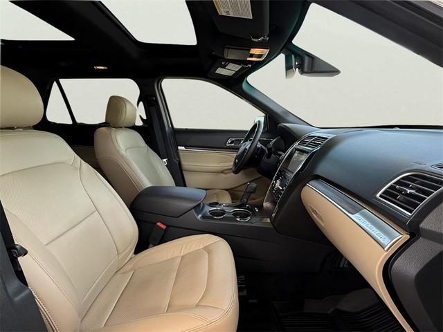 Photo of 2017 White Gold Ford Explorer