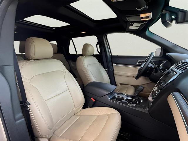 Photo of 2017 White Gold Ford Explorer