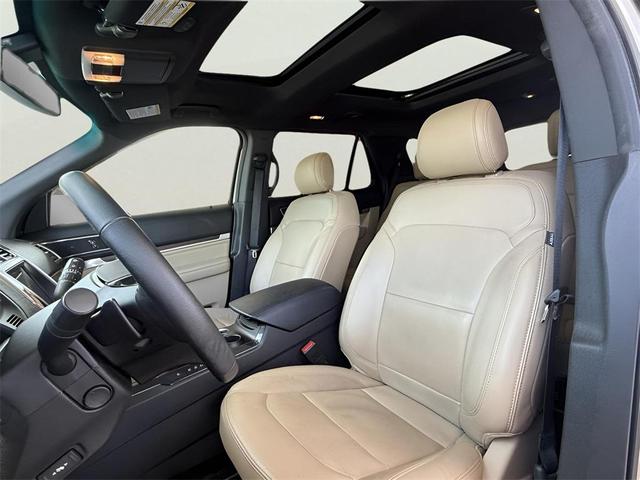 Photo of 2017 White Gold Ford Explorer