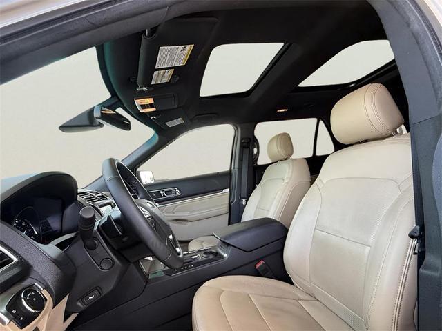 Photo of 2017 White Gold Ford Explorer