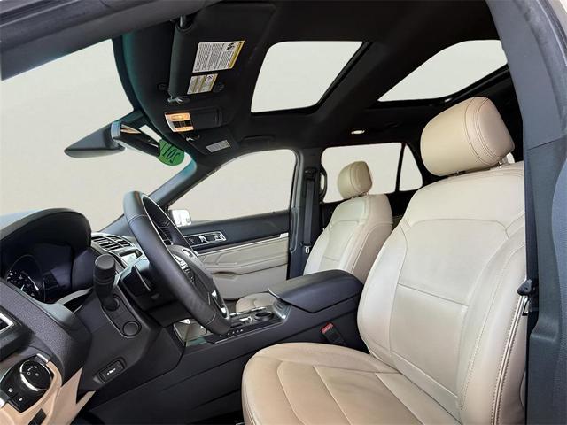 Photo of 2017 White Gold Ford Explorer