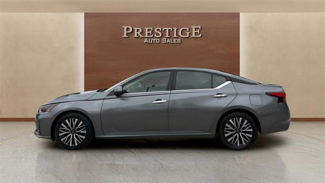 Photo of 2023 Gun Metallic Nissan Altima