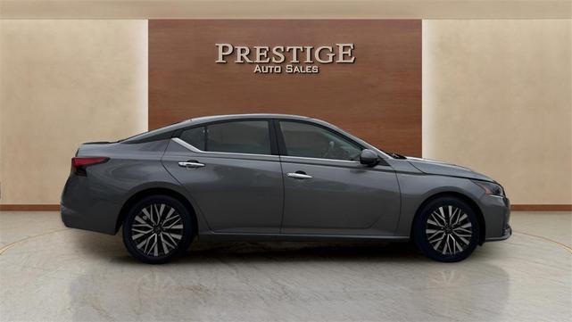 Photo of 2023 Gun Metallic Nissan Altima