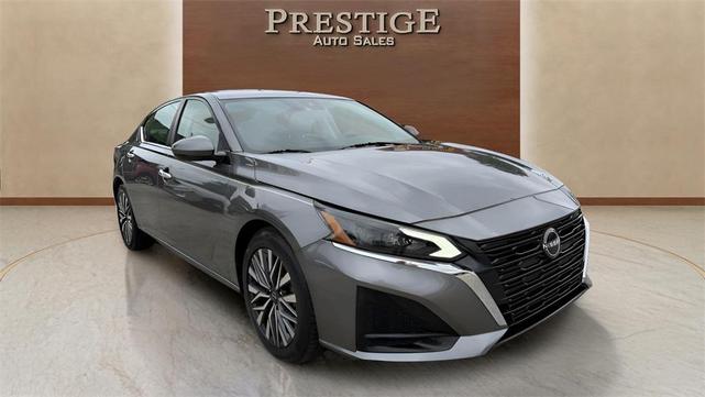 Photo of 2023 Gun Metallic Nissan Altima