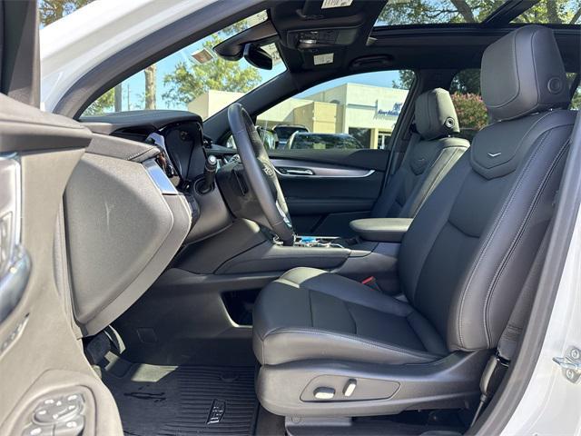 Photo of 2025 Crystal White Tricoat Cadillac XT6