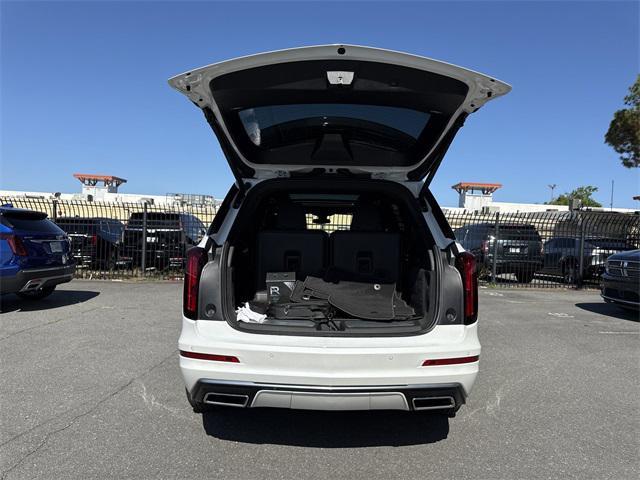 Photo of 2025 Crystal White Tricoat Cadillac XT6