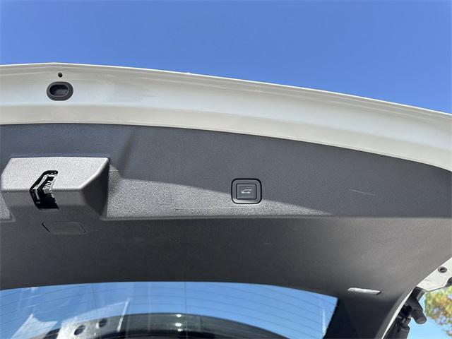 Photo of 2025 Crystal White Tricoat Cadillac XT6