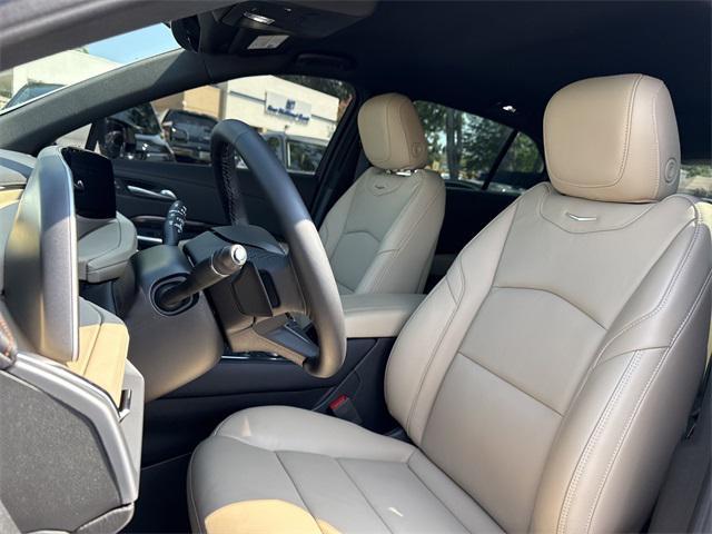Photo of 2025 Crystal White Tricoat Cadillac XT4