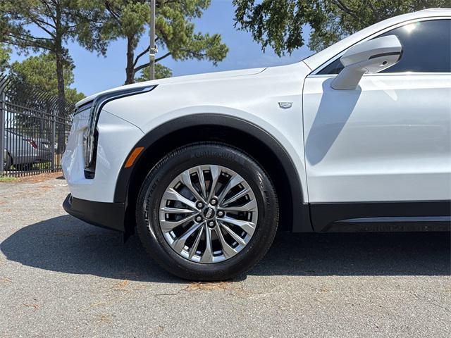 Photo of 2025 Crystal White Tricoat Cadillac XT4