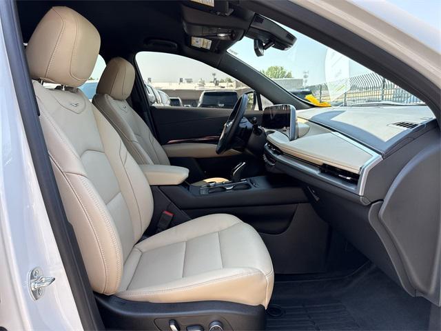 Photo of 2025 Crystal White Tricoat Cadillac XT4
