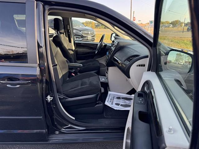 Photo of 2016 Brilliant Black Crystal Pearlcoat Dodge Grand Caravan