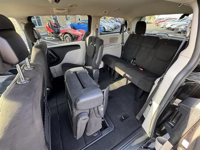 Photo of 2016 Brilliant Black Crystal Pearlcoat Dodge Grand Caravan