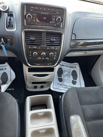Photo of 2016 Brilliant Black Crystal Pearlcoat Dodge Grand Caravan