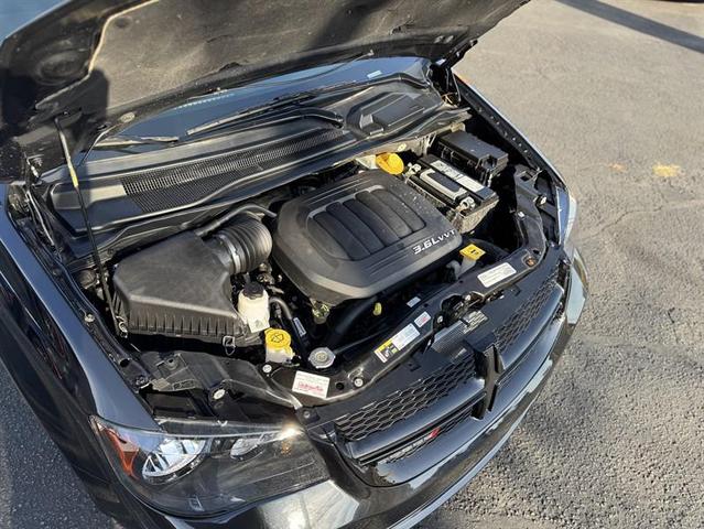 Photo of 2016 Brilliant Black Crystal Pearlcoat Dodge Grand Caravan