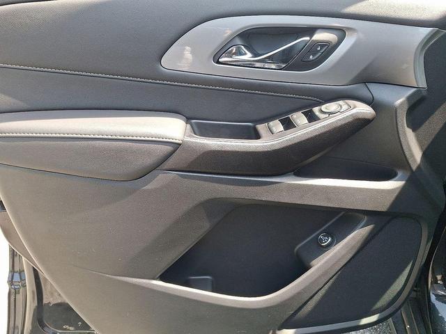 Photo of 2023 Mosaic Black Metallic Chevrolet Traverse