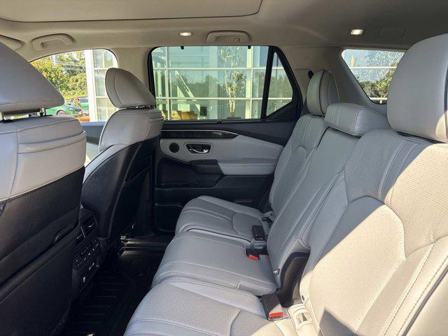 Photo of 2023 Obsidian Blue Pearl Honda Pilot