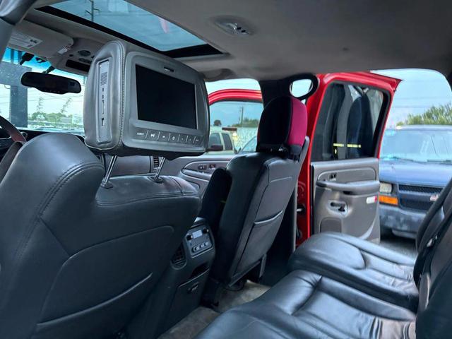 Photo of 2003 Victory Red Chevrolet Avalanche