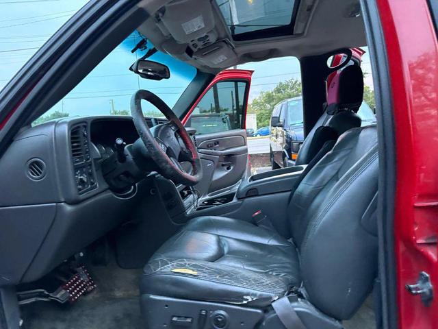 Photo of 2003 Victory Red Chevrolet Avalanche