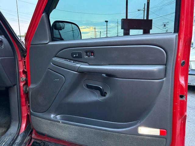 Photo of 2003 Victory Red Chevrolet Avalanche