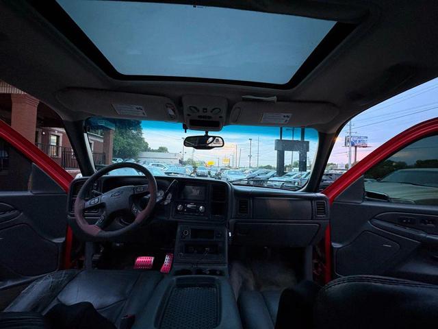 Photo of 2003 Victory Red Chevrolet Avalanche