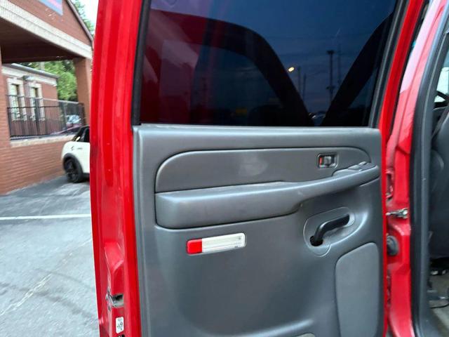 Photo of 2003 Victory Red Chevrolet Avalanche