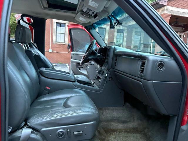 Photo of 2003 Victory Red Chevrolet Avalanche