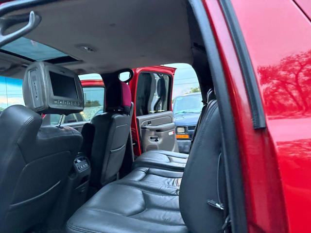 Photo of 2003 Victory Red Chevrolet Avalanche