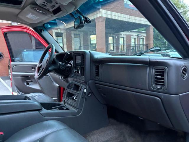 Photo of 2003 Victory Red Chevrolet Avalanche
