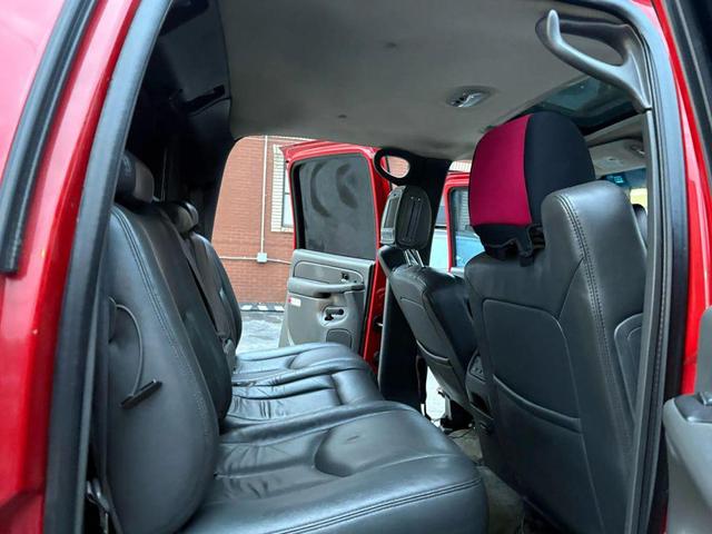 Photo of 2003 Victory Red Chevrolet Avalanche