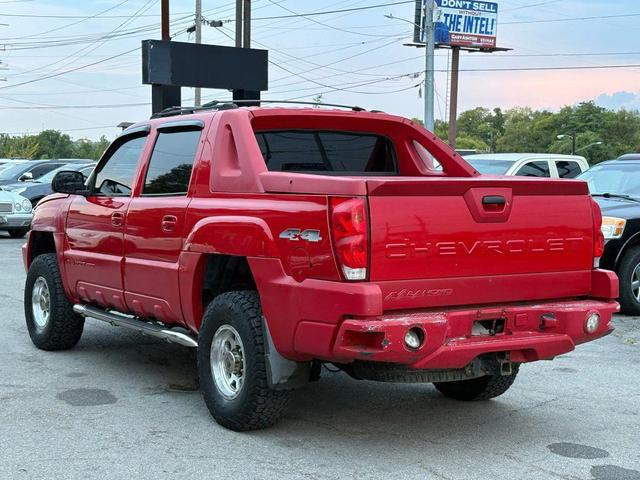 Photo of 2003 Victory Red Chevrolet Avalanche