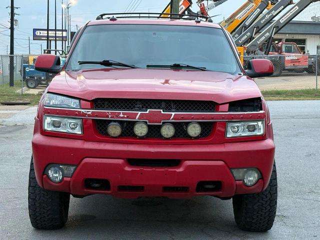 Photo of 2003 Victory Red Chevrolet Avalanche