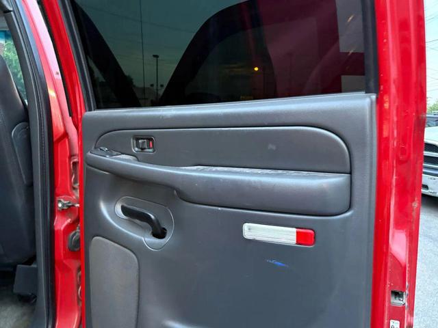 Photo of 2003 Victory Red Chevrolet Avalanche