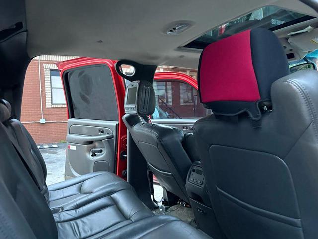Photo of 2003 Victory Red Chevrolet Avalanche