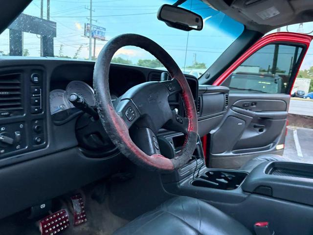 Photo of 2003 Victory Red Chevrolet Avalanche