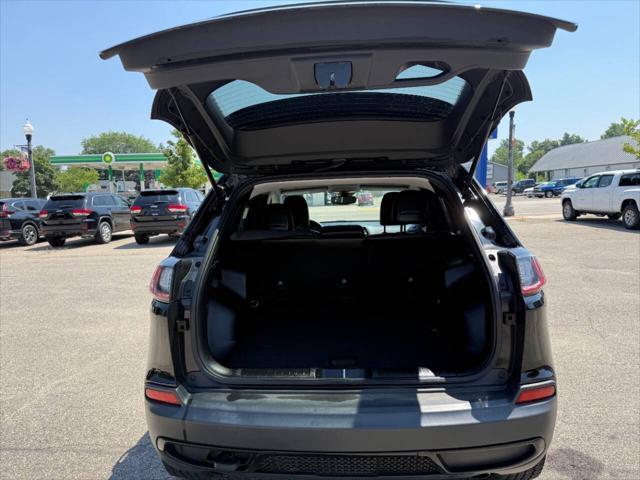 Photo of 2022 Diamond Black Crystal Pearlcoat Jeep Cherokee
