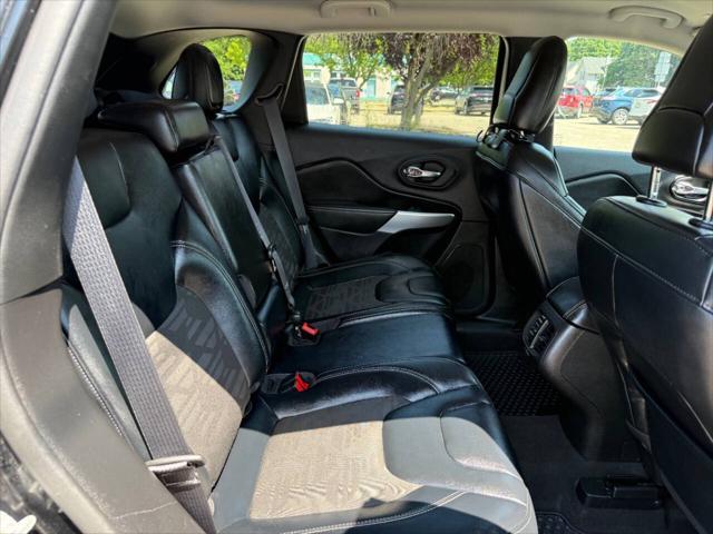 Photo of 2022 Diamond Black Crystal Pearlcoat Jeep Cherokee