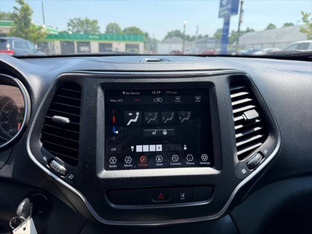 Photo of 2022 Diamond Black Crystal Pearlcoat Jeep Cherokee