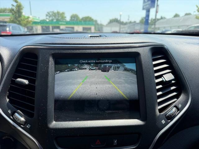 Photo of 2022 Diamond Black Crystal Pearlcoat Jeep Cherokee