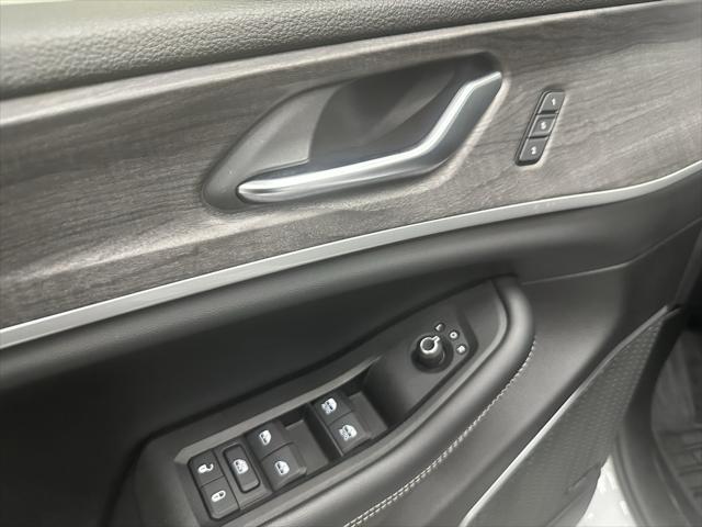 Photo of 2021 Bright White Clearcoat Jeep Grand Cherokee L
