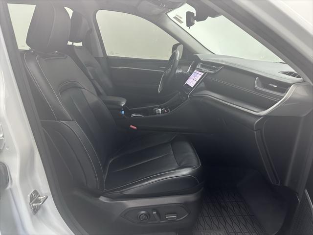 Photo of 2021 Bright White Clearcoat Jeep Grand Cherokee L