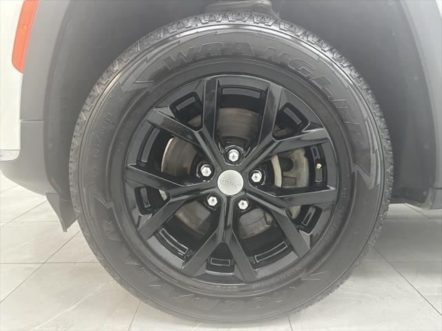 Photo of 2021 Bright White Clearcoat Jeep Grand Cherokee L
