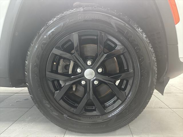 Photo of 2021 Bright White Clearcoat Jeep Grand Cherokee L