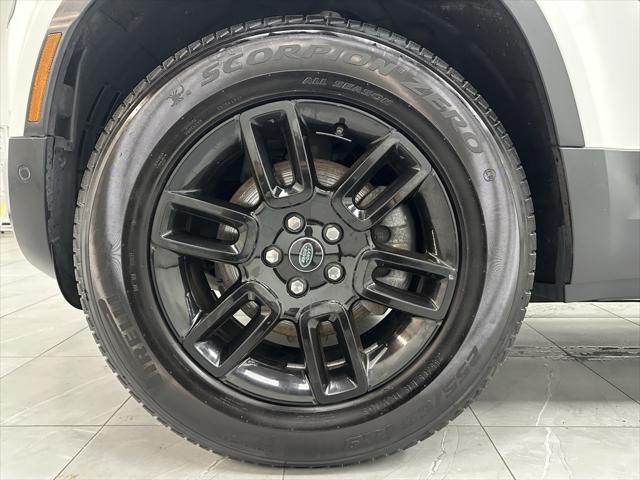 Photo of 2024 Fuji White Land Rover Defender