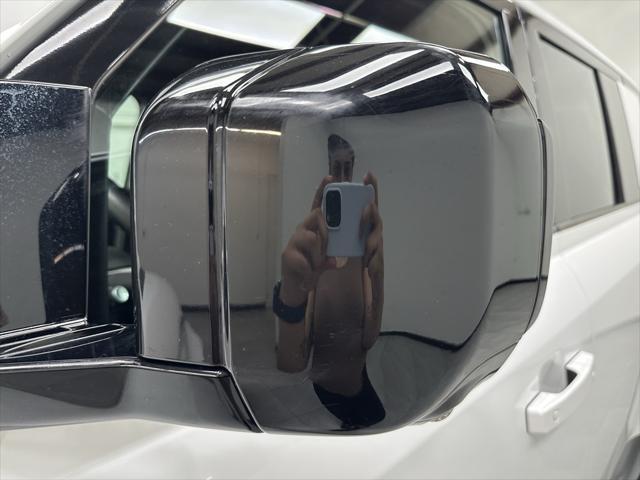 Photo of 2024 Fuji White Land Rover Defender