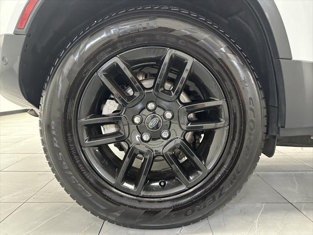 Photo of 2024 Fuji White Land Rover Defender