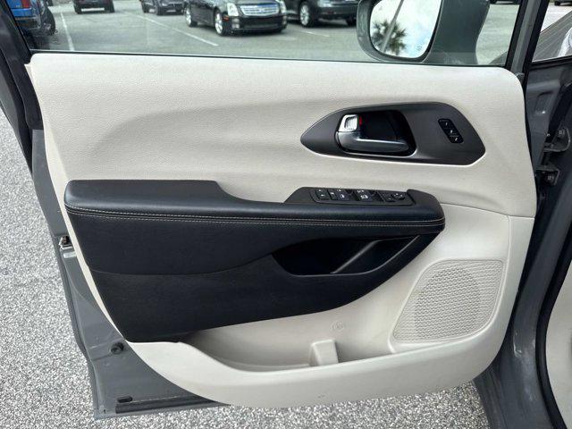 Photo of 2022 Ceramic Gray Clearcoat Chrysler Pacifica