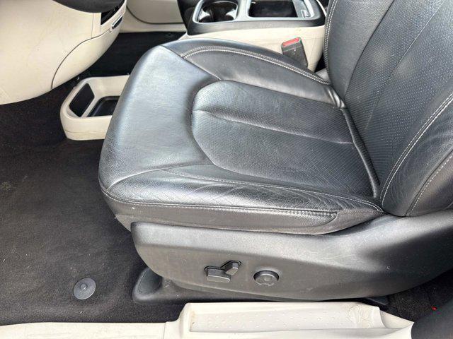 Photo of 2022 Ceramic Gray Clearcoat Chrysler Pacifica