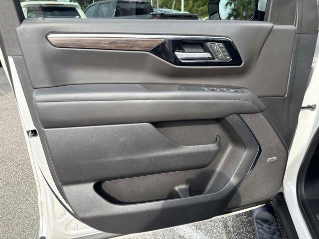 Photo of 2025 Iridescent Pearl Tricoat Chevrolet Suburban